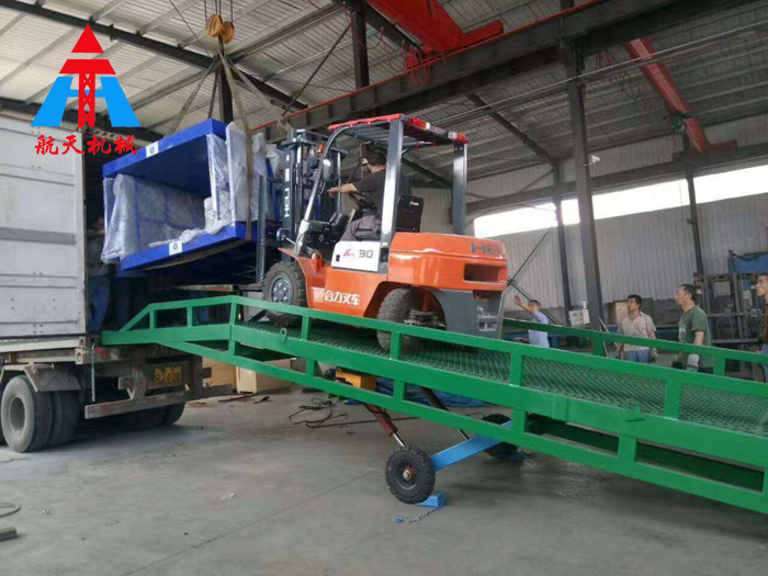 移動(dòng)式液壓登車(chē)橋